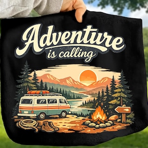La aventura te llama PNG, diseño de camiseta retro para acampar, camiseta vintage para viajes al aire libre (descarga digital)
