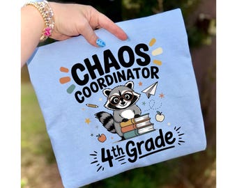 Diseño divertido de camiseta para maestra de 4.º grado en formato PNG – Coordinador del caos - Descarga digital para la vuelta al cole