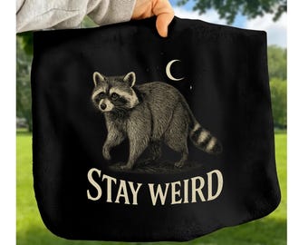Camiseta Stay Weird Raccoon PNG – Bosque grabado vintage