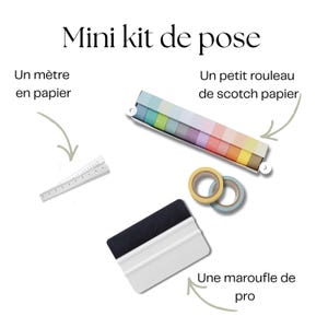 Puede incluir: Un mini kit para proyectos de manualidades o bricolaje. Incluye una regla blanca, un pequeño rollo de cinta washi de colores, una espátula blanca y negra y un pequeño rollo de cinta adhesiva. El texto "Mini kit de pose" está en la parte superior.