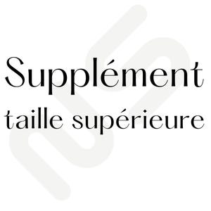 Peut inclure: Texte noir "Supplément taille supérieure" sur fond blanc. Une forme abstraite grise claire est en arrière-plan. Le texte signifie "Supplément grande taille".