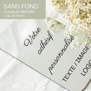 Peut inclure: Un miroir rectangulaire aux coins arrondis, reflétant un bouquet de fleurs blanches. Le miroir porte un texte noir qui dit "Votre adhésif personnalisé TEXTE / IMAGE LOGO". Le haut de l'image porte le texte "SANS FOND Couleurs illimités + de 25 fonts".