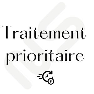 Puede incluir: Fondo blanco con las palabras francesas "Traitement prioritaire" en negro, fuente elegante. Debajo, un gráfico de reloj con un rayo, que sugiere servicio prioritario.