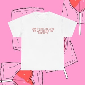 No te enamores viendo mis publicaciones compartidas (camiseta con estampado en la espalda)