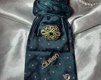 Emerald Green Necktie Necklace - Queen Brooch - Gift for Women
