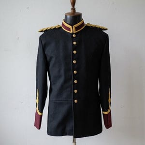 Ceremoniell officersparadjacka Militäruniformrock Gulddetaljer Herrklänningsrock Dubbelknäppt formell militärjacka