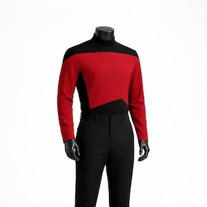 Könnte beinhalten: Eine rot-schwarze Uniform, bestehend aus einem langärmeligen Oberteil und einer schwarzen Hose. Das Oberteil hat eine rote Fläche über Brust und Schultern mit schwarzen Akzenten. Die Hose ist schwarz und maßgeschneidert.