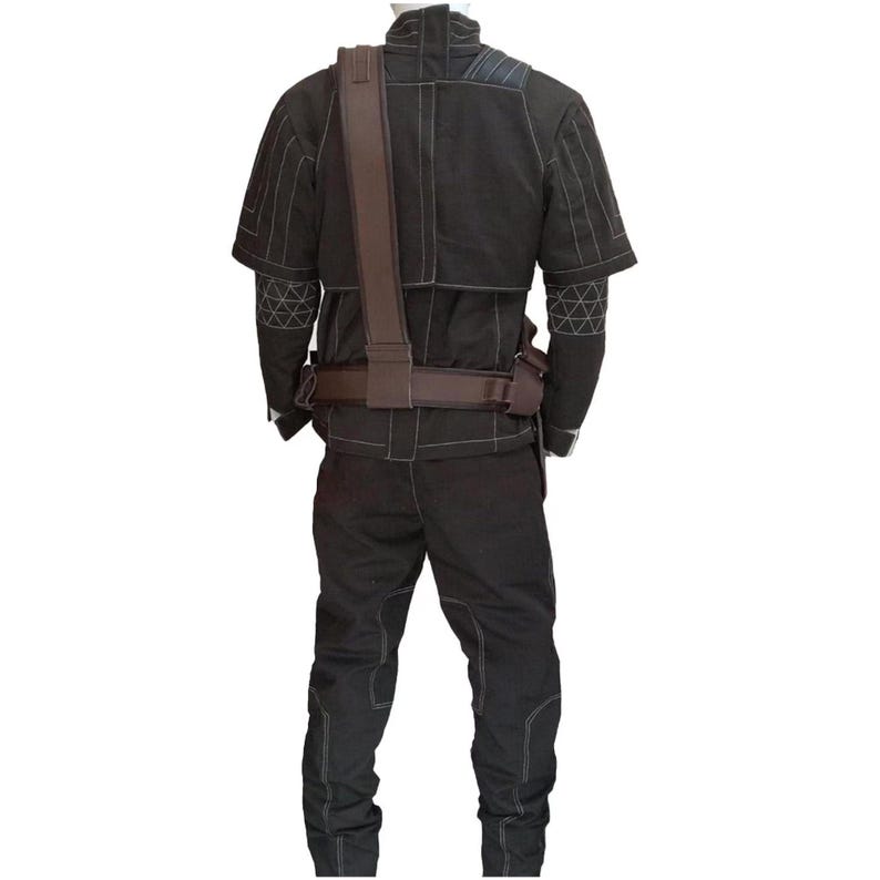 Op de afbeelding: Zwart tactisch kostuum met witte stikseldetails. Het kostuum bestaat uit een jasje met korte mouwen, een broek, en een bruine riem en schouderriem. De jas heeft geometrische patronen op de mouwen. Het kostuum is ontworpen voor functionaliteit en duurzaamheid.