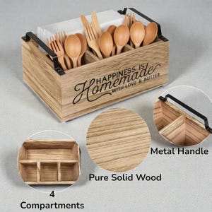 K&ouml;nnte beinhalten: Utensilienhalter aus Holz mit vier F&auml;chern, gef&uuml;llt mit Holzl&ouml;ffeln, Gabeln und Messern. Der Halter hat einen schwarzen Metallgriff und die Worte "Happiness is Homemade" sind auf der Vorderseite aufgedruckt. Der Halter ist aus reinem Massivholz.
