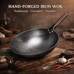 Klassieke smeedijzeren wok met natuurlijk oppervlak en houten handvat