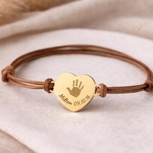 Könnte beinhalten: Set aus drei Keramikbechern mit gesprenkelter, matter Oberfläche. Die Becher sind in Creme-, Hellgrau- und Dunkelgrautönen gehalten. Schlichtes, minimalistisches Design.