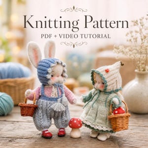 Op de afbeelding: Twee gebreide konijnenpoppen met mutsjes en kleding, één in het blauw en één in het groen, elk met een klein gevlochten mandje. De tekst Knitting Pattern PDF + VIDEO TUTORIAL staat erboven, met een kleine houten paddenstoel ertussen.