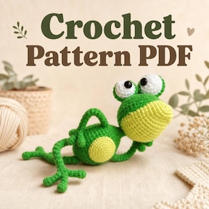 Puede incluir: Un juguete de rana de ganchillo verde y amarillo, con ojos grandes con bordes blancos y el texto "Crochet Pattern PDF". La rana está tumbada sobre una superficie de color claro. La rana mide unos 15 cm.
