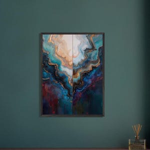 Op de afbeelding: Abstract kunstwerk in een donkerhouten lijst. Het kunstwerk heeft een gesplitst ontwerp met een marmeringseffect in tinten van teal, goud, marineblauw en bordeauxrood. Het kunstwerk is aan een teal muur bevestigd.