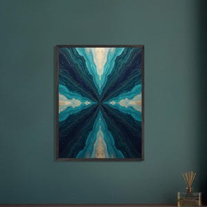 Op de afbeelding: Abstracte kunstprint in een donkerhouten lijst. Het kunstwerk toont een symmetrisch ontwerp met tinten van teal, marineblauw en goud. Het patroon doet denken aan stromend water of gelaagde steen, voor interieurdecoratie.