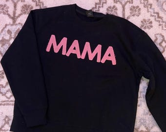 パッチワーク刺繍「MAMA」クルーネックスウェットシャツ