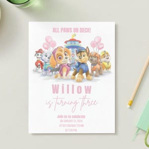 Può includere: Un biglietto d'invito di compleanno rettangolare con i personaggi di Paw Patrol, palloncini rosa e una torre di controllo. Il testo recita: ALL PAWS ON DECK! Willow is turning three. Join us to celebrate on January 31, 2026, at 823 Highway 20 NW at 2:30 PM.