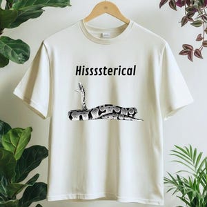 Grappige bal python shirt slang moeder cadeau, Hissssterical schattig reptiel minnaar T-shirt, comfort kleuren herpetologie grafische top, huisdier slang papa grap top
