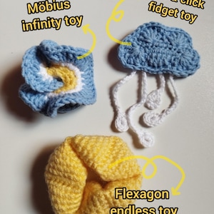 Könnte beinhalten: Eine weiße Keramik-Tasse mit schwarzem Henkel und dem Text "But First, Coffee" in schwarzer, handschriftlicher Schrift. Die Tasse steht auf einer weißen Oberfläche.