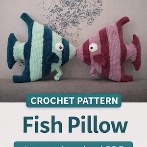 Könnte beinhalten: Zwei handgefertigte gehäkelte Fischkissen in Türkis und Rosa, mit weißen Augen und Streifenmustern. Die Kissen berühren sich mit den Nasen. Das Bild enthält den Text "CROCHET PATTERN" und "Fish Pillow".
