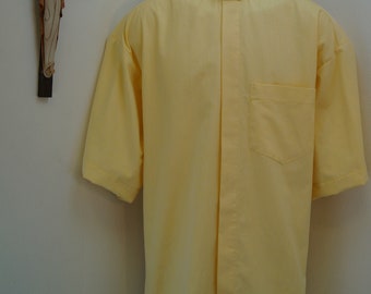 Camisa CAMP con solapas clericales, tela Oxford amarilla con alto contenido de algodón. Elige tu talla y confección a medida. Disponible con solapas o banda completa. Estilo sin meter.