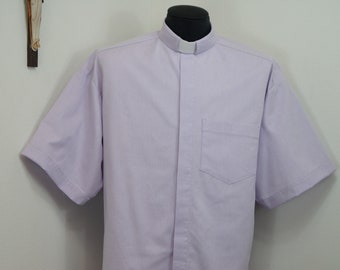 Camisa CAMP con solapas clericales, tela Oxford de algodón morado lila. Elige tu talla y confección a medida. Disponible con solapas o banda completa. Estilo sin meter.