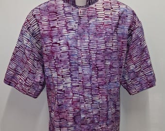 Camisa clerical CAMP con batik pálido sobre morado y azul. Totalmente de algodón. Talla a elegir, hecha a pedido. Compatible con cinturilla o banda completa. Sin meter en el pantalón.