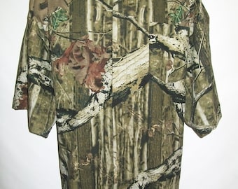 Camisa CAMP Clerical Woodland Camuflaje, totalmente de algodón. Hecha a pedido, elige la talla que prefieras. Cuello a elegir TAB o FullBand. Estilo por fuera.