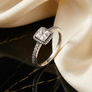 Glittrande elegant fyrkantig zirkoniaring med strass och 925 sterlingsilver
