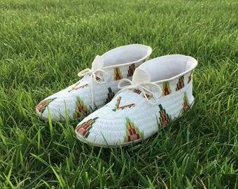 Mocasines de cuero de gamuza hechos a mano con cuentas estilo sioux americano antiguo