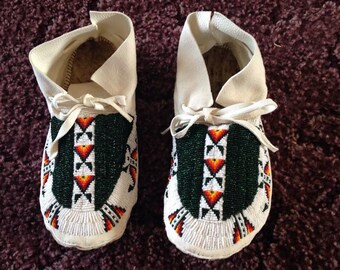 Oude Amerikaanse sioux-stijl suède handgemaakte mocassins met kralen