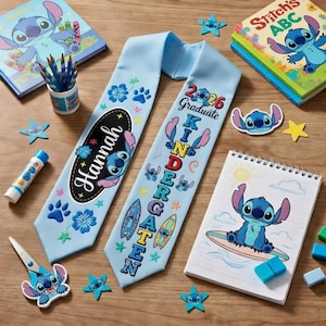 Puede incluir: Una colección de artículos de graduación con temática de Stitch, que incluye estolas azul claro con texto y gráficos de personajes, cuadernos, lápices y pegatinas. Las estolas están personalizadas con nombres y años de graduación. También hay varios útiles escolares.