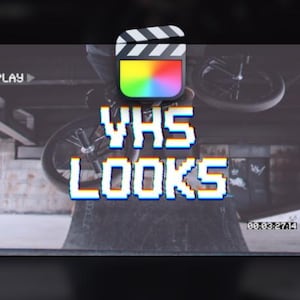 Peut inclure: Image avec une esthétique VHS rétro. Un vélo BMX est en l'air, avec le texte "VHS LOOKS" en lettres pixelisées bleues et blanches. Une icône de clap de film colorée est au-dessus du texte. Le mot "PLAY" est en haut à gauche.