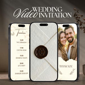 Op de afbeelding: Drie smartphones met een video-uitnodiging voor een bruiloft. De schermen tonen een tijdlijn, een envelop met een zegel en een stel. Tekst bevat "Wedding Video Invitation", "Timeline", "Thank You" en evenementtijden.