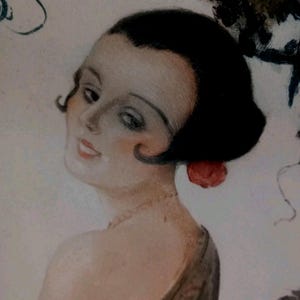 Peut inclure: Un portrait ancien d'une femme aux cheveux noirs et à une fleur rouge. La femme regarde par-dessus son épaule avec un léger sourire. Elle porte une robe sombre et un collier délicat. L'œuvre d'art a une esthétique vintage.
