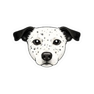 Könnte beinhalten: Ein Aufkleber mit einer stilisierten Illustration eines Hundegesichts. Der Hund hat ein weißes Fell mit schwarzen Flecken, schwarze Ohren und eine schwarze Nase. Die Augen des Hundes sind braun, und der Aufkleber hat einen weißen Rand.