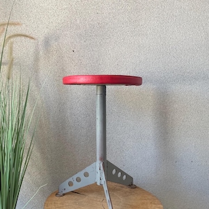 Taburete industrial vintage de los años 70, taburete de taller de metal con altura ajustable, silla retro de fábrica.