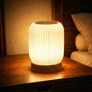 Pode incluir: Um conjunto de três canecas de cerâmica com acabamento fosco e salpicado. As canecas são em tons de creme, castanho claro e castanho escuro. Cada caneca tem um design simples e minimalista e uma alça arredondada.