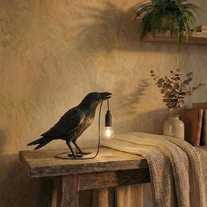 Gothic Raven Schreibtischlampe, Black Crow Tischlampe, Dark Academia Decor Light, Gothic Schlafzimmerlampe