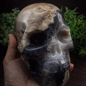 Volcano Agate Skull Carving – UV Reactive Crystal Skull, Hand Carved Agate, Statement Collector Piece, 5.75 lbs bild 2