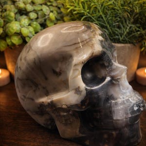 Volcano Agate Skull Carving – UV Reactive Crystal Skull, Hand Carved Agate, Statement Collector Piece, 5.75 lbs bild 8