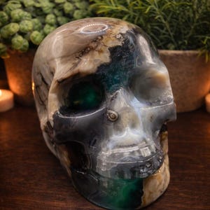 Volcano Agate Skull Carving – UV Reactive Crystal Skull, Hand Carved Agate, Statement Collector Piece, 5.75 lbs bild 1