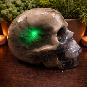 Volcano Agate Skull Carving – UV Reactive Crystal Skull, Hand Carved Agate, Statement Collector Piece, 5.75 lbs bild 13