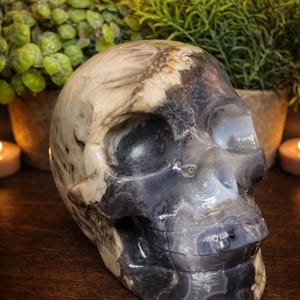 Volcano Agate Skull Carving – UV Reactive Crystal Skull, Hand Carved Agate, Statement Collector Piece, 5.75 lbs bild 7