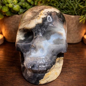 Volcano Agate Skull Carving – UV Reactive Crystal Skull, Hand Carved Agate, Statement Collector Piece, 5.75 lbs bild 3