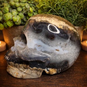 Volcano Agate Skull Carving – UV Reactive Crystal Skull, Hand Carved Agate, Statement Collector Piece, 5.75 lbs bild 4