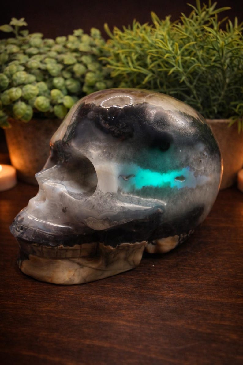 Volcano Agate Skull Carving – UV Reactive Crystal Skull, Hand Carved Agate, Statement Collector Piece, 5.75 lbs bild 10