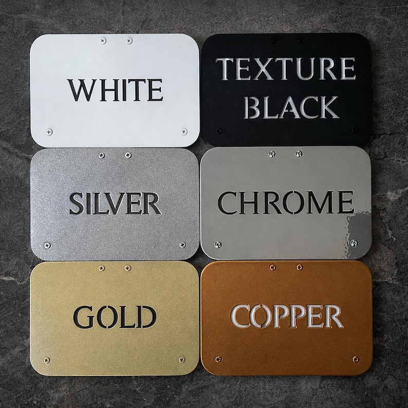 Pu&ograve; includere: Sei targhe metalliche rettangolari in bianco, nero, argento, cromo, oro e rame. Ogni targa ha un nome di colore diverso in rilievo in maiuscolo. Le targhe sono fissate con piccole viti.