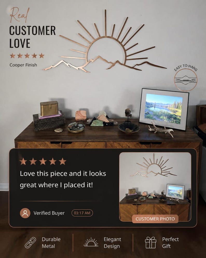 Pu&ograve; includere: Opera d'arte da parete in metallo color rame raffigurante un sole che sorge sulle montagne. L'opera &egrave; montata su una parete bianca sopra un mobile in legno. Il testo "Real Customer Love" e "Easy to Hang" &egrave; incluso.