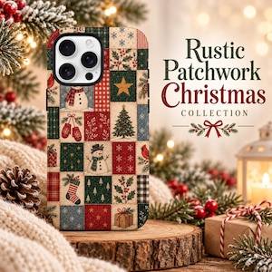 Può includere: Una cover per telefono con un design patchwork di quadrati a tema natalizio che includono pupazzi di neve, alberi di pino, muffole, calze, regali, stelle e agrifoglio. Il testo "Rustic Patchwork Christmas COLLECTION" è stampato sulla destra.